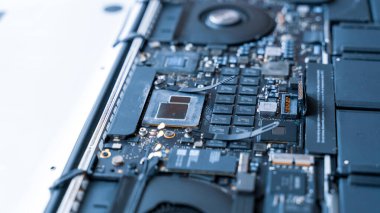 Bilgisayar tamircisi. Donanım geçmişinde dizüstü bilgisayarı olan bilgisayar teknisyeni servisi. Bakım mühendisi desteği. Elektronik teknoloji geliştirme kavramı