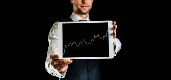 Analýza Dat Podnikatel Držící Finanční Žádost Pro Účely Statistiky Prodeje — Stock fotografie