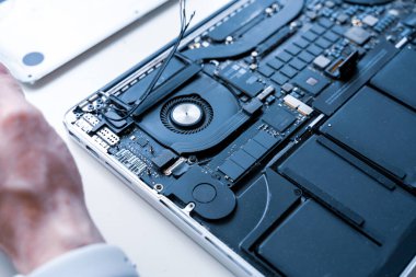 Bilgisayar onarımı. Bakım mühendisi desteği. Donanım teknolojisi geçmişinde dizüstü bilgisayarı olan bilgisayar teknisyeni servisi. Elektronik bileşen lehimleyen geliştirici