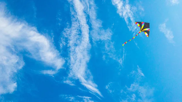 Drachenblauer Himmel Buntes Fliegendes Spielzeug Drachen Fliegen Auf Windwolken Regenbogendrachen — Stockfoto