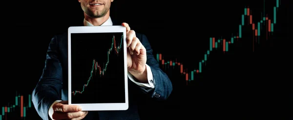 金融を共有する 営業マンは 利益配当統計の販売 分析のための財務アプリケーションを保持 デジタル画面上の投資ビジネス技術アプリ ビジネスグラフの背景 — ストック写真