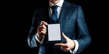 Okuyucular. Dijital e-kitap, kütüphane okuyucu tableti iş adamı elinde. Ebook, e elektronik internet hareketlilik kavramı öğreniyor