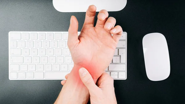 腕管综合症 手痛的男人受伤的手腕 关节炎办公室综合征是计算机引起的 保健和医疗概念 — 图库照片
