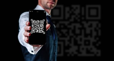 QR kod mobil. Çevrimiçi ödeme için akıllı telefon ekranında QR kod tarayıcısı olan dijital cep telefonu, siyah arkaplanda barkod taraması. Qrcode ödemesi, online alışveriş, nakitsiz teknoloji konsepti