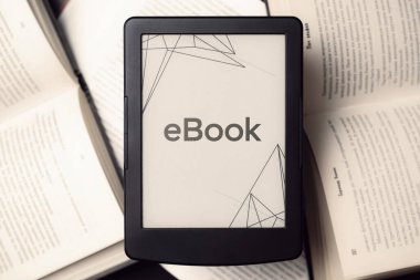 Okuyucular. Dijital e-kitap, karanlık arkaplan üzerine kitapları olan kütüphane okuyucu tableti. Ebook, e elektronik internet hareketlilik kavramı öğreniyor