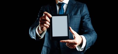 Ebook şablonu. Dijital kitap, kütüphane okuyucu tableti iş adamı elinde. Çevrimiçi öğrenim, ev okulu konsepti