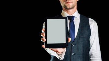 E okuyucu. Dijital e-kitap, kütüphane okuyucu tableti iş adamı elinde. Çevrimiçi eğitim kursu, E öğrenme sınıfı ve dijital teknoloji konsepti