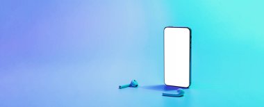 Akıllı telefon ekranı. Mobil akıllı telefon teknolojisi boş ekran. Akıllı telefon cihazını, ses kulaklığını, neon gradyan arka planda ayarla. Metin iletisi, bilgi içeriği, kırpma yolu