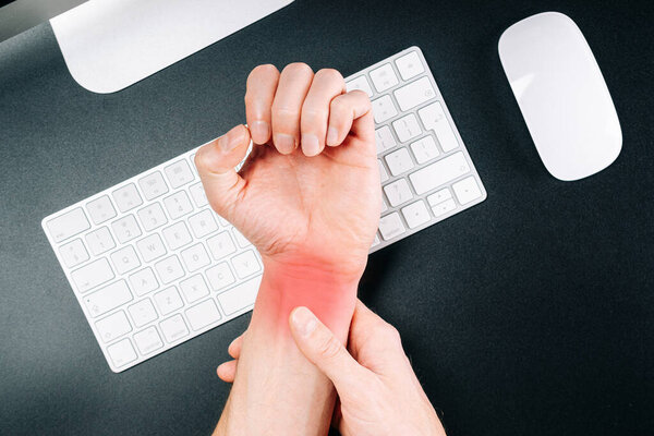 Рука артрита. Офисный синдром Артрита является следствием работы компьютера. Боль в руке при травме запястья. Здравоохранение и медицинская концепция