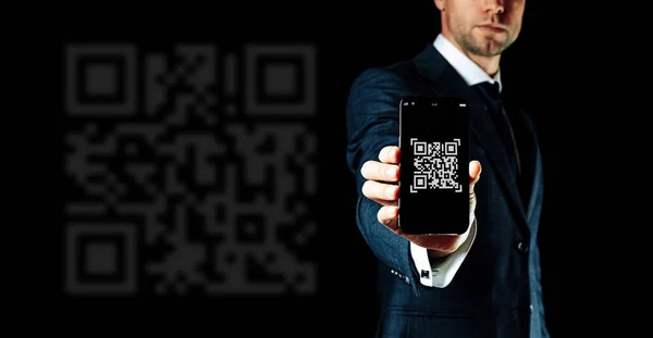 扫描Qrcode 智能手机屏幕上配备Qr码扫描仪的数字智能电话付款 在线支付 扫描条形码技术人员持有 零售店接受免费数码付款 — 图库照片