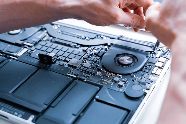 Reparação Computadores Manutenção Apoio Engenheiro Reparação Serviço Técnico Com Laptop — Fotografia de Stock