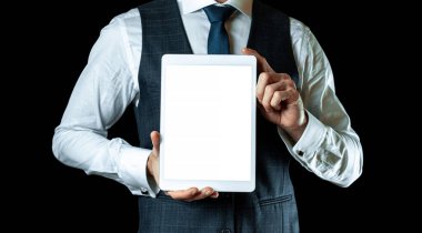 Ekran modeli. Boş tablet iş adamının elinde. Siyah afiş arka planında izole edilmiş akıllı ekran aygıtını düzenle. Oyun tasarımı, mobil uygulama sunumu veya portföy modellemeleri