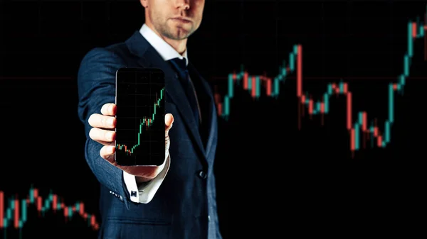 売ったり買ったり ビジネスマンの手にデジタル画面上の投資ビジネス技術アプリ 購入および分析利益配当統計のための財務アプリケーション キャンディスティックチャートバナー — ストック写真