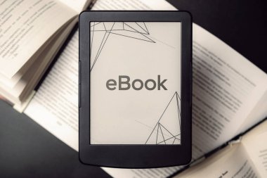 Ebook şablonu. Dijital kitap, kütüphane okuyucu tableti koyu arkaplanlı kitaplar. Çevrimiçi öğrenim, ev okulu konsepti