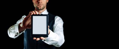 Ebook şablonu. Dijital kitap, kütüphane okuyucu tableti iş adamı elinde. Çevrimiçi öğrenim, ev okulu konsepti