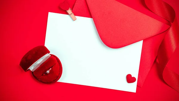 Tarjeta San Valentín Corazón Rojo Regalo Romántico Sobre Fondo Rojo — Foto de Stock