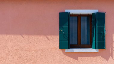 Burano adası. Avrupa Venezia şehrinde boyama evi. Venice İtalya Renkli Sokak. Meşhur seyahat yeri. Yaz manzarası