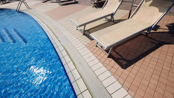 Resort Pool Sommerurlaubsstuhl Relaxlounge Pool Des Luxushotels Liegestühle Strand Urlaub — Stockfoto