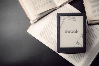 Okuyucular. Dijital e-kitap, karanlık arkaplan üzerine kitapları olan kütüphane okuyucu tableti. Ebook, e elektronik internet hareketlilik kavramı öğreniyor