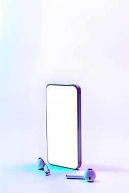Ekran modeli. Mobil akıllı telefon teknolojisi boş ekran. Akıllı telefon cihazını, ses kulaklıklarını neon gradyan pankarta yerleştirin. Oyun tasarımı, mobil uygulama sunumu veya portföy modellemeleri