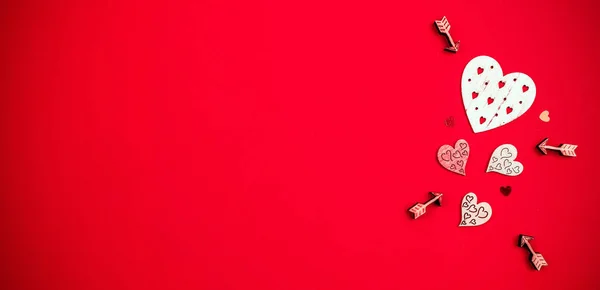 Tarjeta Felicitación Valentine Corazón Rojo Regalo Romántico Sobre Fondo Rojo — Foto de Stock