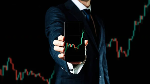 売ったり買ったり ビジネスマンの手にデジタル画面上の投資ビジネス技術アプリ 購入および分析利益配当統計のための財務アプリケーション キャンディスティックチャートバナー — ストック写真