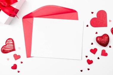 Sevgililer Günü geçmişi. Kırmızı kalp, aşk üzerine romantik hediye beyaz arka plan. Düz pankartlı Valentine kalp dekorasyonu