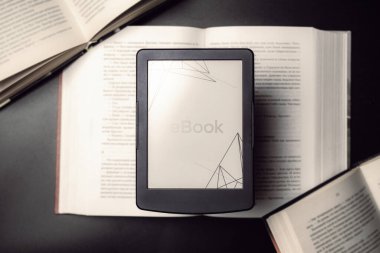 Okuyucular. Dijital e-kitap, karanlık arkaplan üzerine kitapları olan kütüphane okuyucu tableti. Ebook, e elektronik internet hareketlilik kavramı öğreniyor