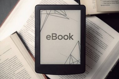 Ebook şablonu. Dijital kitap, kütüphane okuyucu tableti koyu arkaplanlı kitaplar. Çevrimiçi öğrenim, ev okulu konsepti