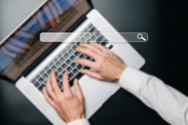 İnternette aranıyor. İnternet arama motoru seçici odaklanma. Web sörfü için bilgisayara dokunmak, web siteleri bulmak, bilgi kavramları aramak