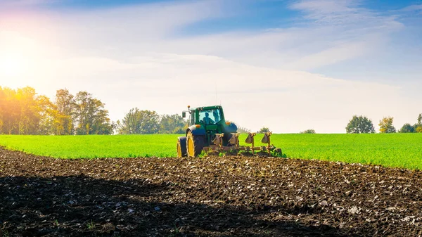 Traktör çiftliği. Manzara arazisindeki tarım çiftliği makineleri. Ekin için tarım makinesi ekipmanları. Traktör çiftlik alanı kavramı