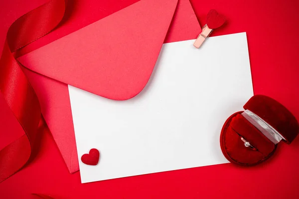 Cartão Saudação Valentine Coração Vermelho Presente Romântico Fundo Vermelho Amor — Fotografia de Stock