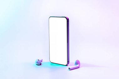 Ekran modeli. Mobil akıllı telefon teknolojisi boş ekran. Akıllı telefon cihazını, ses kulaklıklarını neon gradyan pankarta yerleştirin. Oyun tasarımı, mobil uygulama sunumu veya portföy modellemeleri