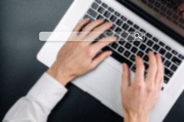 İnternette aranıyor. İnternet arama motoru seçici odaklanma. Web sörfü için bilgisayara dokunmak, web siteleri bulmak, bilgi kavramları aramak