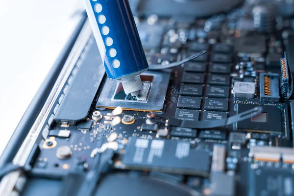 Computer Service Technicus Reparatie Service Met Laptop Hardware Technologie Achtergrond — Stockfoto