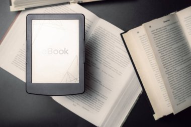 Ebook şablonu. Dijital kitap, kütüphane okuyucu tableti koyu arkaplanlı kitaplar. Çevrimiçi öğrenim, ev okulu konsepti
