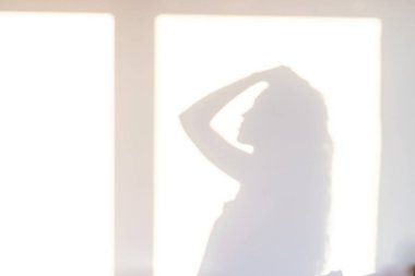 Gölge zemin. Soyut ışık, beyaz doku duvarındaki pencerenin siyah gölgesi. Güneş ışığı mimarisi arka planı. Fotoğraf ve tasarım için üstüste koyma efekti