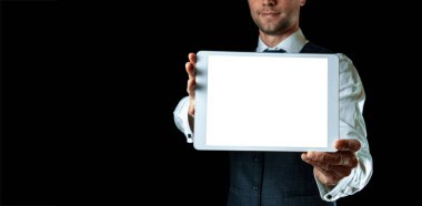 Ekran modeli. Boş tablet iş adamının elinde. Siyah afiş arka planında izole edilmiş akıllı ekran aygıtını düzenle. Oyun tasarımı, mobil uygulama sunumu veya portföy modellemeleri