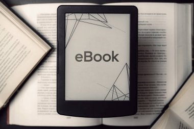 Okuyucular. Dijital e-kitap, karanlık arkaplan üzerine kitapları olan kütüphane okuyucu tableti. Ebook, e elektronik internet hareketlilik kavramı öğreniyor