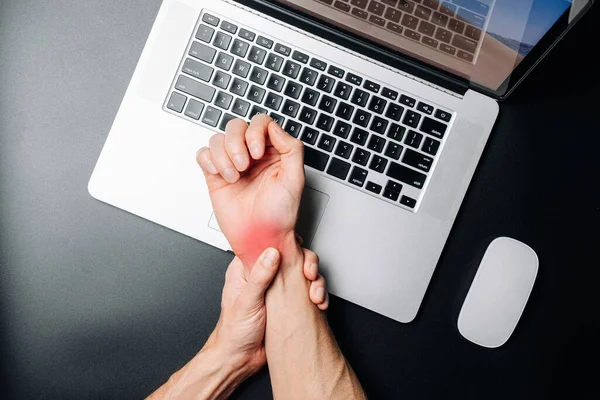 关节炎手 关节炎办公室综合征是计算机引起的 手痛的男人受伤的手腕 保健和医疗概念 — 图库照片