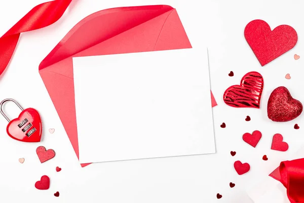 Tarjeta San Valentín Corazón Rojo Regalo Romántico Amor Fondo Blanco — Foto de Stock