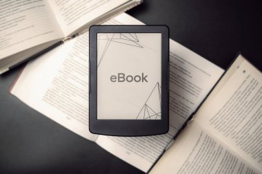 Okuyucular. Dijital e-kitap, karanlık arkaplan üzerine kitapları olan kütüphane okuyucu tableti. Ebook, e elektronik internet hareketlilik kavramı öğreniyor