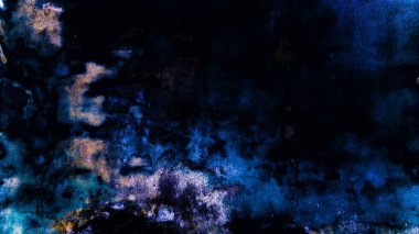 Tuğla duvar neonu. Soyut bar dokusu. Koyu mavi gece lambası arka planı. Gelecekçi bodrum odası, boş eski duvar.