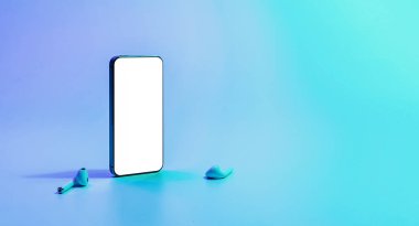 Ekran modeli. Mobil akıllı telefon teknolojisi boş ekran. Akıllı telefon cihazını, ses kulaklıklarını neon gradyan pankarta yerleştirin. Oyun tasarımı, mobil uygulama sunumu veya portföy modellemeleri