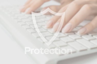 Mavi klavye arka planında internet güvenlik bilgisayar veri sembolü. Hacker saldırısı ve bilgi sızıntısı kavramı