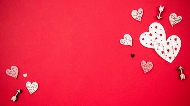 Sevgililer Günü tebrik kartı. Kırmızı kalp, aşk kırmızı arka planda romantik hediye. Fotokopi alanı olan düz kartlar için Sevgililer Günü dekorasyonu