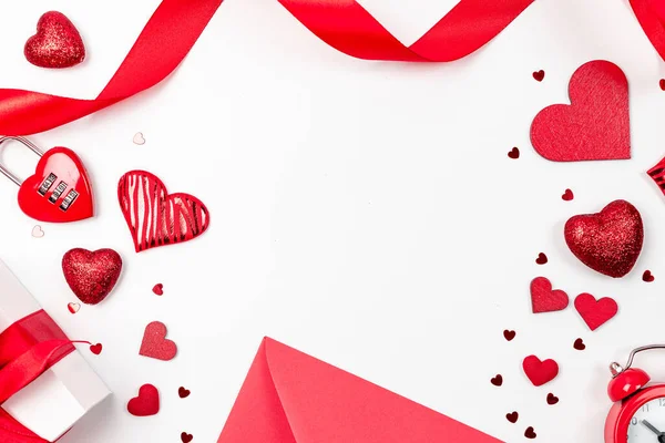 バレンタインデーのバナー 愛の白い背景に赤い心 ロマンチックな贈り物 バレンタインデーは コピースペースと美しい装飾を愛し — ストック写真