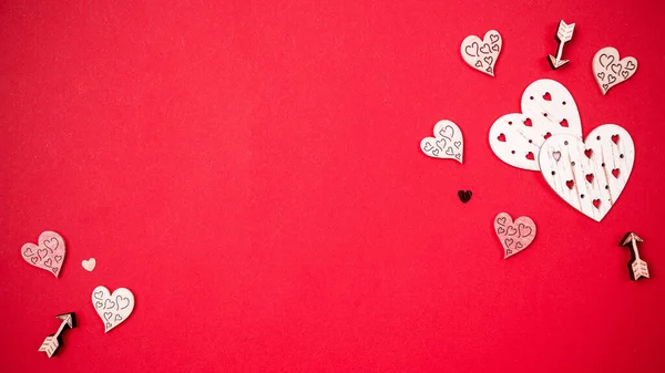 Ευχετήρια Κάρτα Αγίου Βαλεντίνου Κόκκινη Καρδιά Ρομαντικό Δώρο Κόκκινο Φόντο — Φωτογραφία Αρχείου