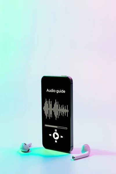 Audio Guide Online Alkalmazás Digitális Mobil Okostelefon Képernyőn Zenei Fejhallgató — Stock Fotó