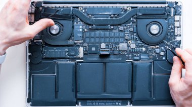 Bakım bilgisayarı. Tamir mühendisi desteği. Donanım geçmişinde dizüstü bilgisayarı olan bir bilgisayar teknisyeni servisi. Elektronik teknoloji geliştirme kavramı